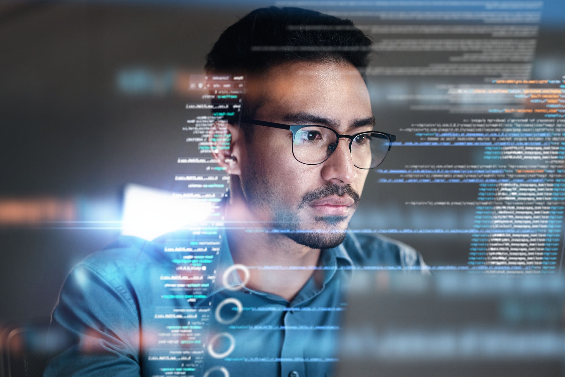 Programação de codificação e homem com foco, holograma e negociação com segurança cibernética, futurista e de pesquisa. Pessoa do sexo masculino, investidor e funcionário com análise de dados, servidor ou investimento com informações do site